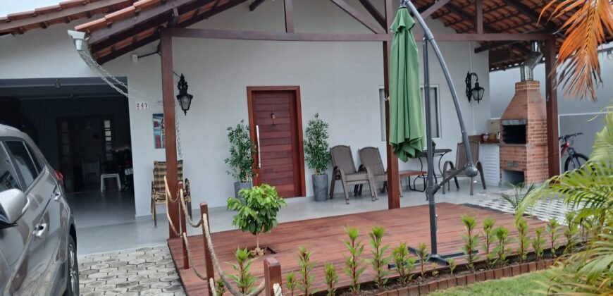 Excelente Casa na Praia de Bombas com 4 Dormitórios Por R$ 1.500.000