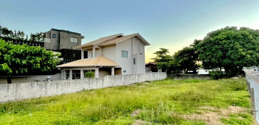 Terreno de Esquina a apenas 150 metros da Praia de Zimbros Por R$ 1.200.000– Localização Privilegiada!