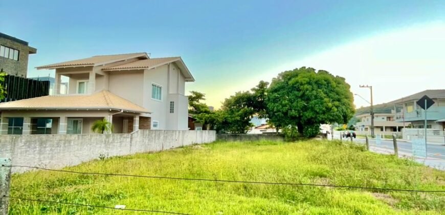 Terreno de Esquina a apenas 150 metros da Praia de Zimbros Por R$ 1.200.000– Localização Privilegiada!