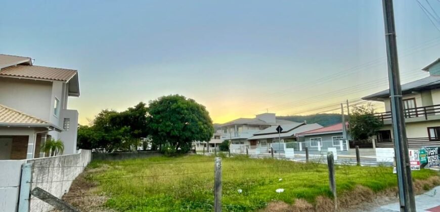 Terreno de Esquina a apenas 150 metros da Praia de Zimbros Por R$ 1.200.000– Localização Privilegiada!