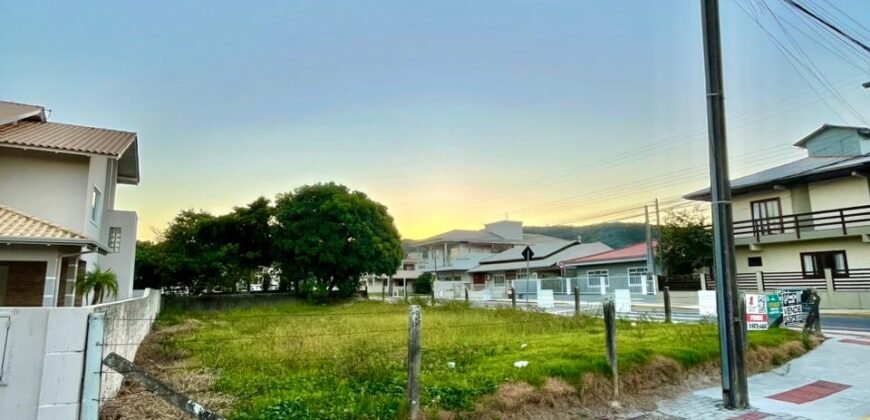 Terreno de Esquina a apenas 150 metros da Praia de Zimbros Por R$ 1.200.000– Localização Privilegiada!