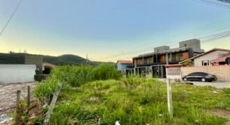 Terreno de esquina a apenas 400 metros da Praia de Zimbros Por R$ 750.000 – Excelente Oportunidade!