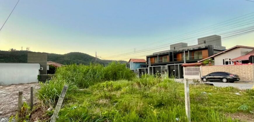 Terreno de esquina a apenas 400 metros da Praia de Zimbros Por R$ 750.000 – Excelente Oportunidade!