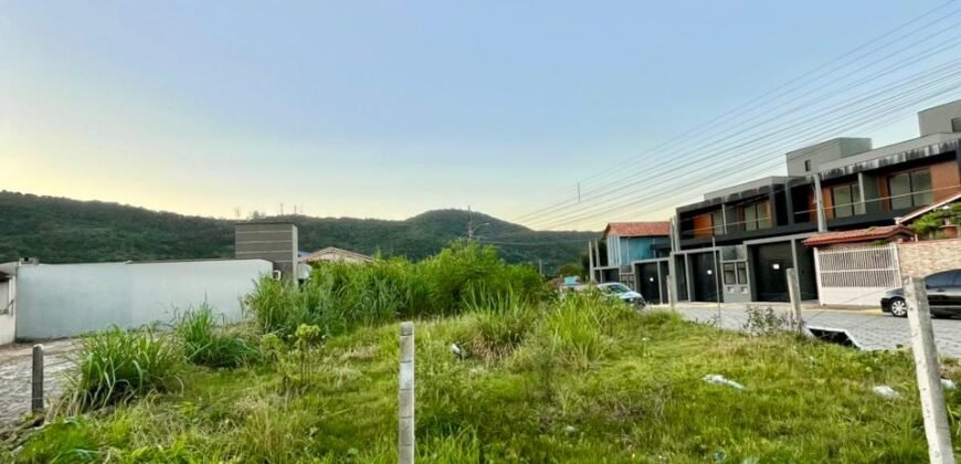 Terreno de esquina a apenas 400 metros da Praia de Zimbros Por R$ 750.000 – Excelente Oportunidade!