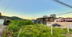 Terreno de esquina a apenas 400 metros da Praia de Zimbros Por R$ 750.000 – Excelente Oportunidade!