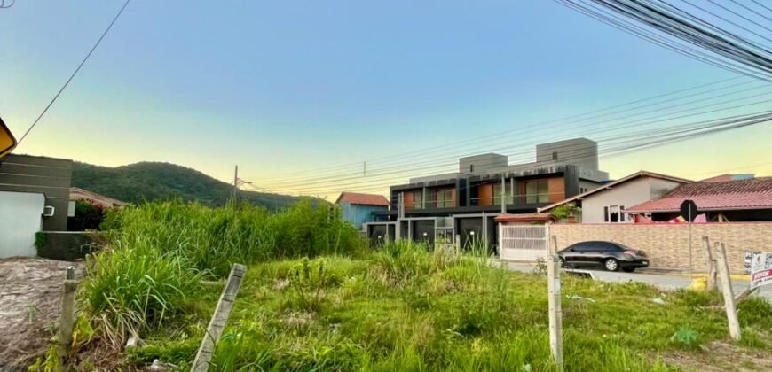 Terreno de esquina a apenas 400 metros da Praia de Zimbros Por R$ 750.000 – Excelente Oportunidade!