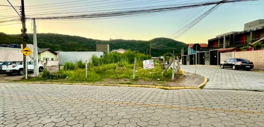 Terreno de esquina a apenas 400 metros da Praia de Zimbros Por R$ 750.000 – Excelente Oportunidade!