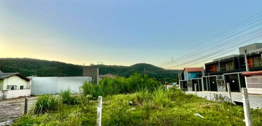 Terreno de esquina a apenas 400 metros da Praia de Zimbros Por R$ 750.000 – Excelente Oportunidade!